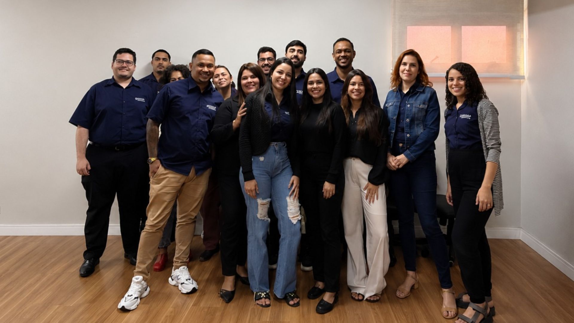 Equipe da MARP Contabilidade reunida sorrindo em escritório moderno, uniformes azul-marinho, piso de madeira, ambiente corporativo acolhedor, fotografia realista de grupo